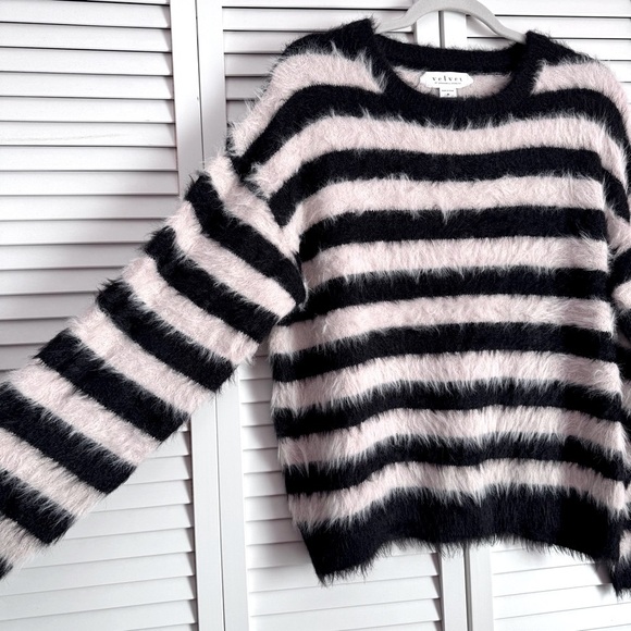 Velvet by Graham & Spencer Kimberly Feather Yarn Crewneck Sweater Black Blush M - Picture 4 of 7
